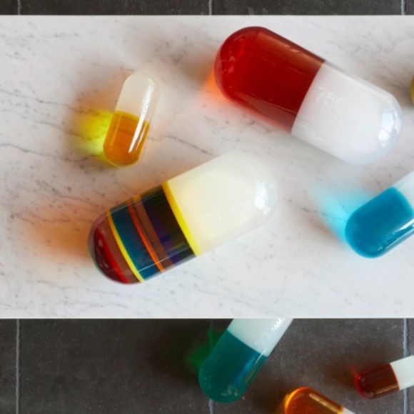 NEW IN BOX RETIRED Jonathan Adler XL Acrylic Pill - Red - 750 MG - Picture 2 of 3